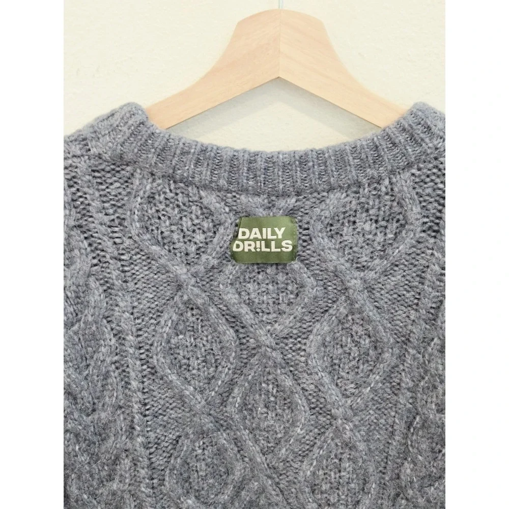 Daily Drills Gray Cable Knit‎ Sweater Granola Girl Size Small